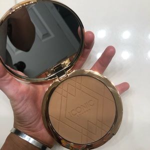 ICONIC London Bronzing Powder